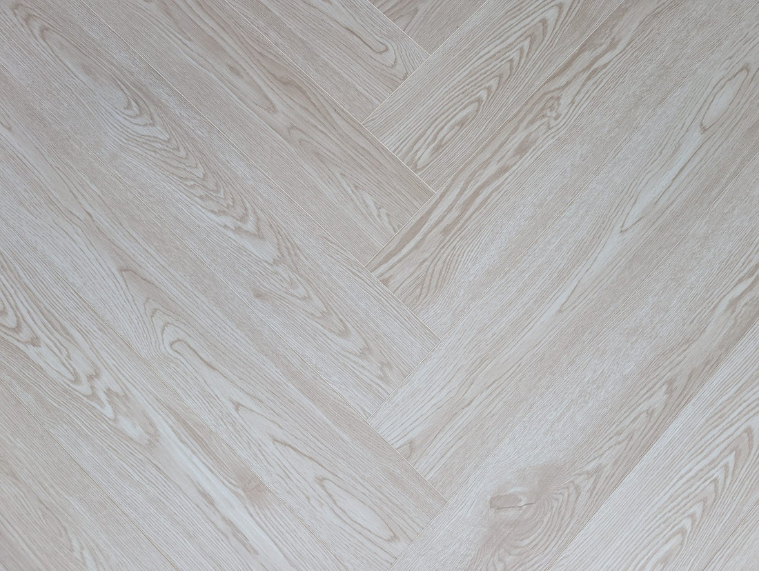 Licht Gebleekt Eiken (White Oak) SPC Visgraat Klikvloer Incl. Ondervloer (5mm) (1.875m²)